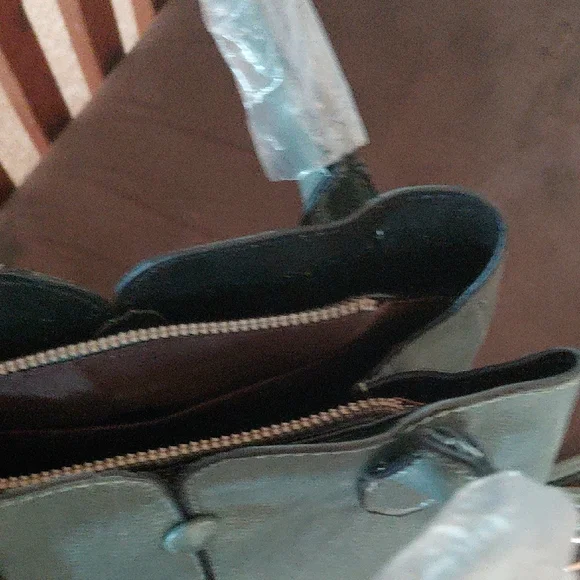 Elegant Green Leather Handbag - Picture 4 of 4